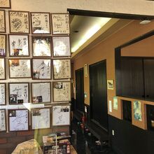 店内の様子です。左奥にテ―ブル席、右側に小上がりがあります。