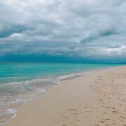 サラサラ白浜とまばゆい宮古ブルーの海が存在します