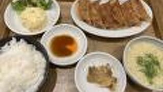 黒餃子定食いくら？