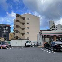 近くのセブンイレブンから。コンビニも近いです。