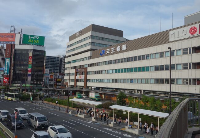 JRの天王寺駅とメトロの天王寺駅と近鉄の阿倍野橋駅とは，ぜんぜんはなれています。