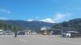 国道163号沿い、ＪＲ関西線・月ケ瀬口駅の真下にあります