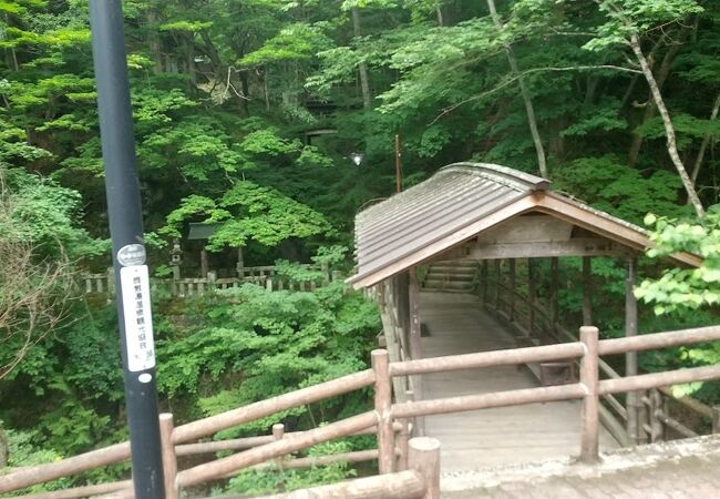 文殊堂へ行くメインの道の屋根付きの橋