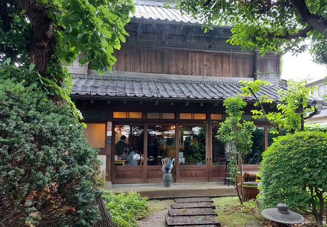 &#12316;築89年 木々に隠れた商店建築のカフェ～