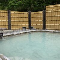 硫黄の香りのする白濁泉