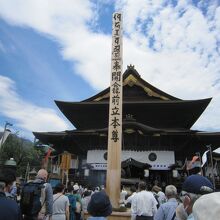 １回向柱と善光寺本堂