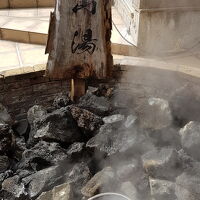 中庭の温泉蒸し場で温泉卵