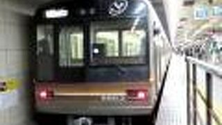 大阪の中心を南北に貫き、阪急千里線と直通運転