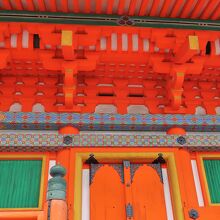 三重塔。軒下の端に摩竭魚、中央は金剛盤に宝珠