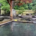 浴室床の湯華が石化した分厚い段が物語る　開湯800年を誇る北海道最古の温泉