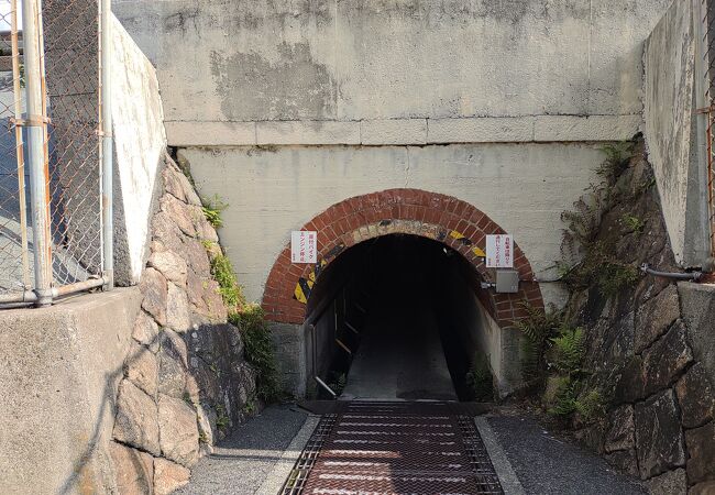 線路下の小さなトンネル