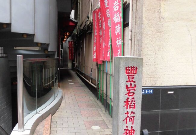 すれ違いも難しそうな狭い通路を通っていきます