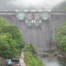 1967年（昭和42年）竣工の重力式コンクリートダム