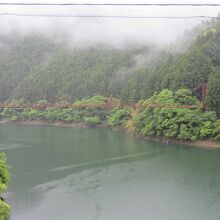 二川ダムのダム湖の架かる人道橋です