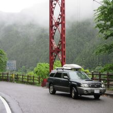 右岸側に駐車スペースあり