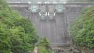 二川ダムは有田川に造られたダム 有田川は全長94kmで和歌山県で4番目の長さ、有田市で紀伊水道に注ぎます