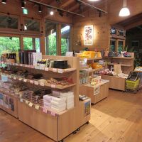 館内は背伸びし過ぎずこじんまりとした作りで、雰囲気は良いです