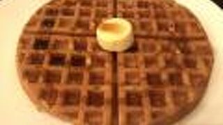 銀座の真ん中、レトロな空間でワッフルをいただく