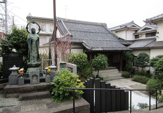 入口の地蔵菩薩のお姿が良い