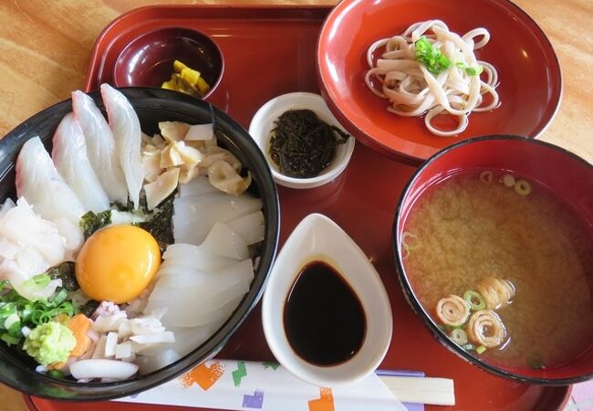 旬なテイスト楽しめる海鮮丼が美味