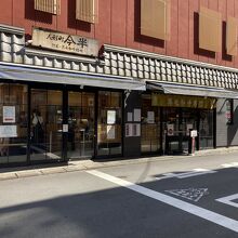 駅出口からすぐ