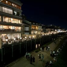 四条大橋から見た鴨川の納涼床