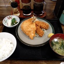 カウンター席の椅子は固定されていてとても狭いです…