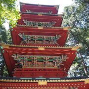 石鳥居の横に立つ塔