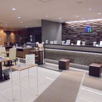 ロビー　左奥がレストラン