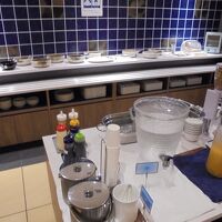 手前がドリンク・調味料　奥にメニューが並ぶ