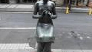 花椿通りにふさわしい像