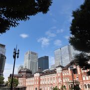 東京駅の駅舎の眺めもよい広場です