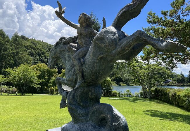 広々とした芝生の、気持ちの良い公園