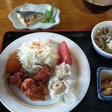 夕食は唐揚げ、シウマイ、そばの定食