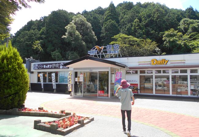 コンビニと定食が食べられます。お代わりできます。