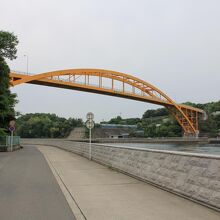 レモン栽培の島、橋の色からしてレモンです。