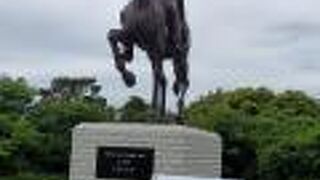トルコの初代大統領の騎馬像