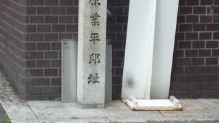 在原業平邸址　吉忠ビルに向かって右側にあります