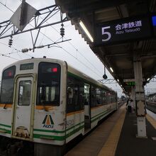 会津若松駅に停車する会津鉄道の列車