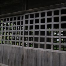 小屋の中に