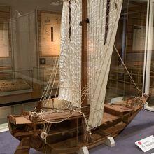 江戸時代の樽廻船の模型。お酒を江戸まで運んでいました。