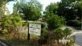 公園の一角に実物の列車の車輪が置かれています。