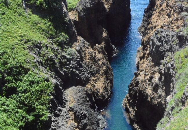 頼朝の追手から逃れる際に嵐に遭遇し義経が船を隠したとされる断崖の入江