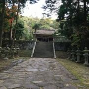 ひっそりとしたたたずまいの神社