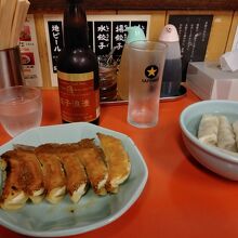 焼き餃子と翠行はいずれも３００円。揚げ餃子もあり。