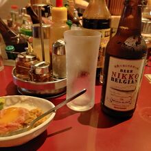 お通しはユッケ！日光ビールと一緒に。