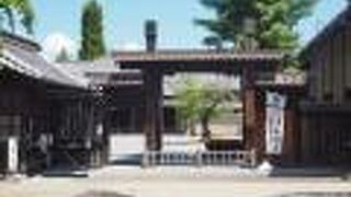 松代小学校の横