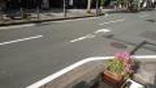 両脇に、お店が立ち並ぶ通り