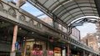 人通りはまばら