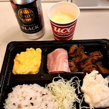 弁当に詰めて部屋で食べる